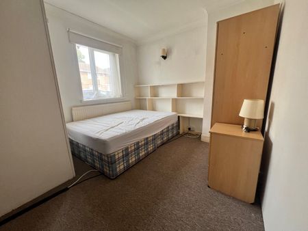 4 bedroom semi-detached house to rent - Photo 4