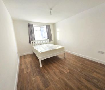 High Street, London - Photo 3