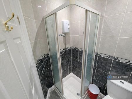 1 bedroom in a house share to rent - Photo 5