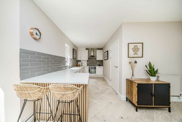 Clarence Avenue, SW4, London - Photo 1