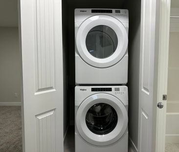 Never Lived In Family Home With Open Floor Plan & Upper Bonus Room ... - Photo 1