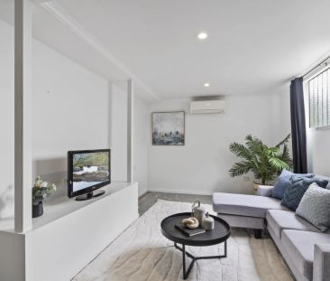 TIMELESS, CHARACTER-FILLED RESIDENCE IN A PRIME POSITION - Photo 6