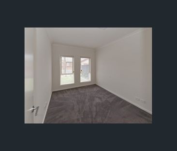 Stunning Modern Home! Walking distance to schools, shops & transport! - Photo 2