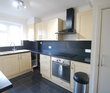 4 bedroom semi-detached house to rent - Photo 2