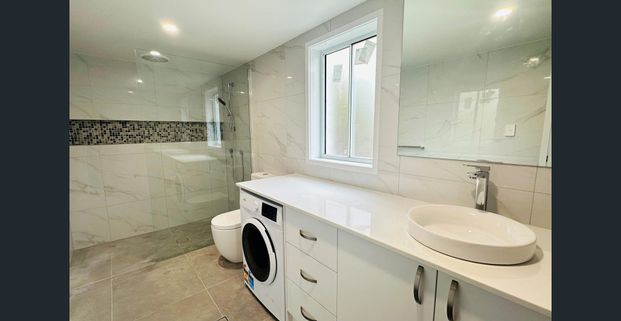 2 Bedroom 1 Bathroom Unfurnished Renovated Apartment - Photo 1