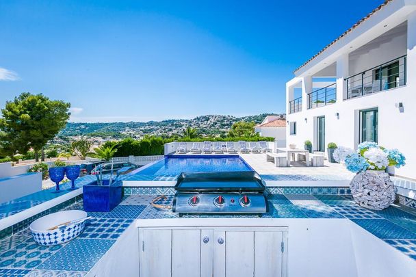 LONG-TERM RENTAL FROM SEPTEMBER 2026. Modern villa with pool and sea views for rent in Moraira. - Photo 1