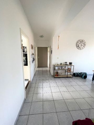 Location Appartement 5 pièces 74m² - Photo 2
