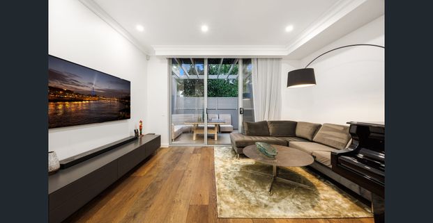 Contemporary family townhouse in leafy St Ives - Photo 1