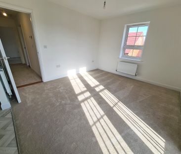 2 bed flat to rent in Stevenson court, Tabitha close, Poole, BH15 4FT - Photo 3