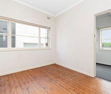 Art deco duplex in great location - Photo 1