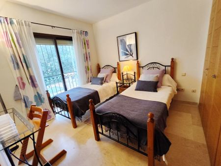 Impecable apartamento de tres dormitorios para alquiler de larga temporada en Pueblo del Río, Marbella Este - Photo 3