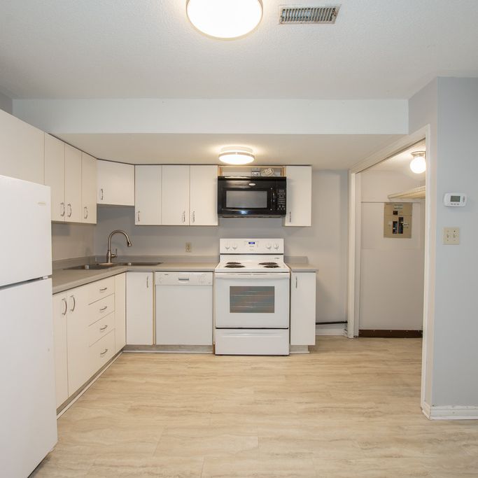 **ALL INCLUSIVE** Large 2 Bedroom Unit in Welland!! - Photo 1