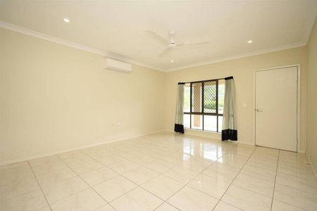 Large Airconditoned Family Entertainer - Huge Patio - Double Gate Side Access - Photo 2