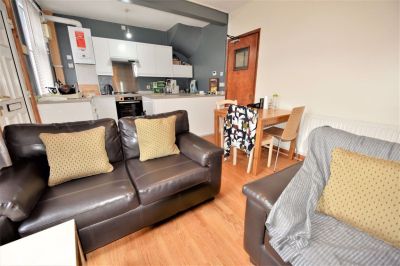 3 bedroom House in Hessle Walk, Leeds - Photo 5