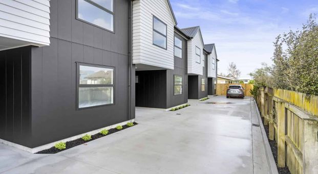 Modern, Fully Furnished 4 Bed & 4 Bath Townhouse ! - Photo 1