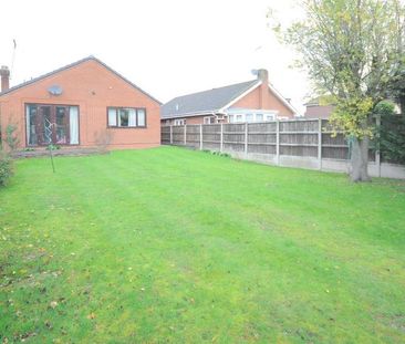 3 bedroom detached bungalow to rent - Photo 3