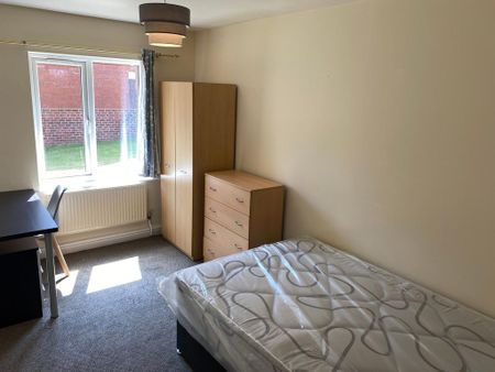 3 bedroom flat to rent - Photo 2