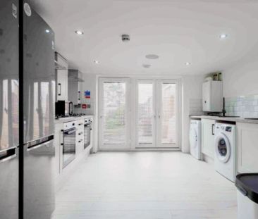 6 Beds 3 Baths - Photo 1