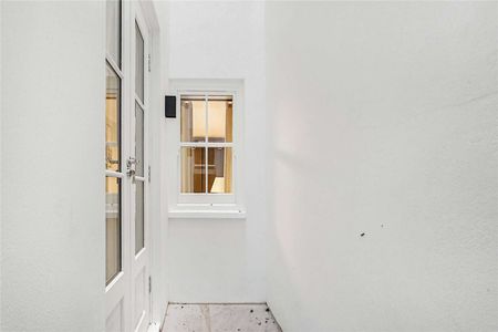 Elegant Two-Bedroom Apartment in a Period Building. - Photo 2