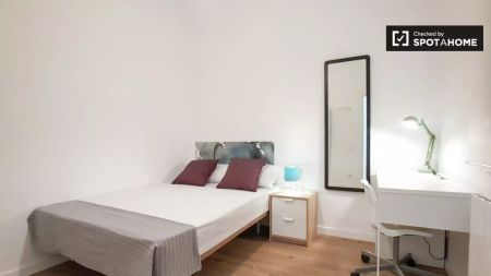 Room in a shared 7-bedroom apartment for rent in La Nova Esquerra de l'Eixample, professionals or solo individuals only. - Photo 4