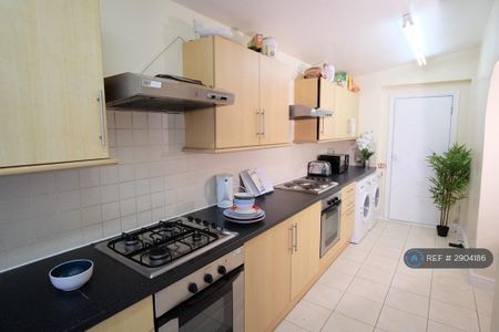 1 bedroom in a house share to rent - Photo 2