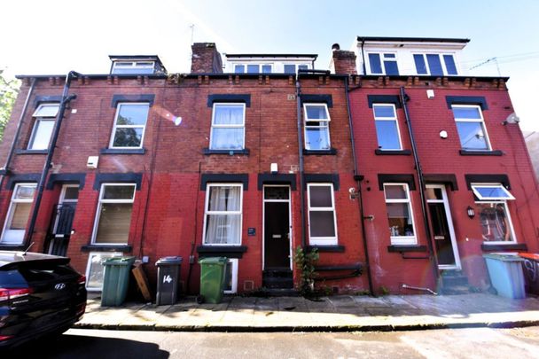 4 bedroom House in John Street, Leeds - Photo 1