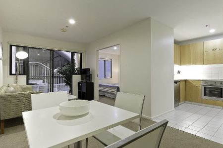 Stylish City One-Bed in Mount Street - Furnished Oasis - Photo 3