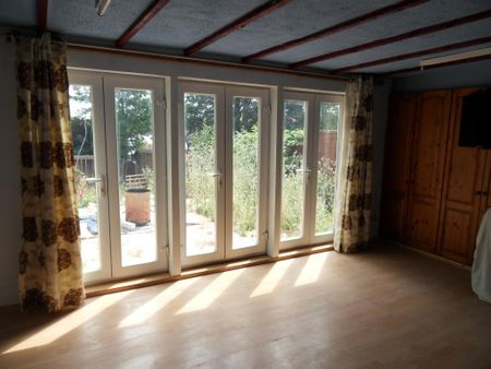 2 Bed Semi-Detached House, Halifax Drive, LE4 - Photo 2