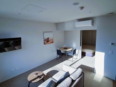 High-quality One Bed Apartment - Photo 2