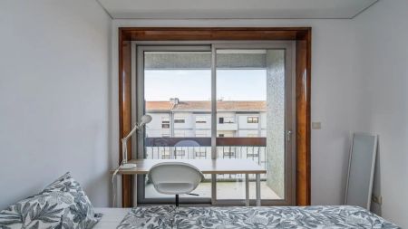 Room in a shared 5-bedroom apartment for rent in Porto - Photo 4
