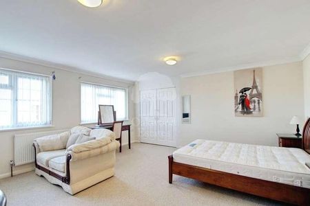 Beaulieu Close, Datchet, Slough, SL3 - Photo 4