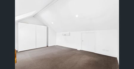 Bright and Spacious Townhouse with Private Courtyard & Double Garage - Photo 2