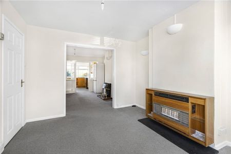A semi detached house in this convenient West Oxford location. This property is offered unfurnished and available from the end of October. - Photo 3
