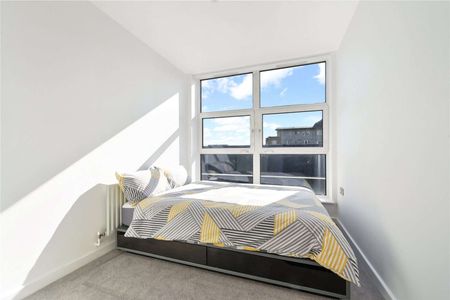 Ideally situated on the southern tip of the Isle of Dogs, this neutrally presented two bedroom PENTHOUSE flat offers naturally light and generous living space. - Photo 4