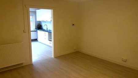 Ruim appartement met 3 slaapkamers nabij het centrum - Photo 2