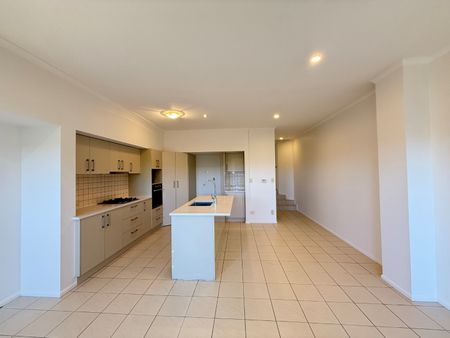 Newly Refurbished 3-Bedroom Duplex Townhouse - Photo 3