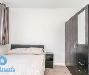 3 bed Flat for Rent - Photo 2