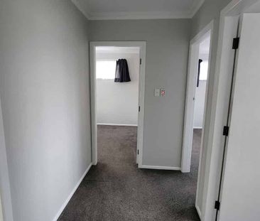 Tidy Three Bedroom Home - Photo 4