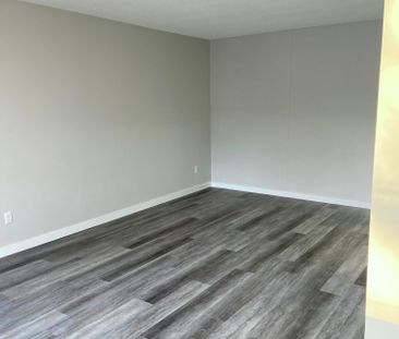 Hillcrest Manor - Photo 2