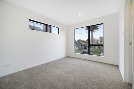 Brand-New 2-Bedrooms 2 bathrooms Townhouse in Onehunga - Photo 3