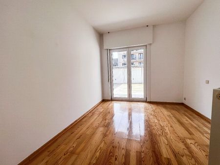 Ongemeubeld app. met parking gelegen op de Parmentierlaan in het centrum Knokke. - Photo 3