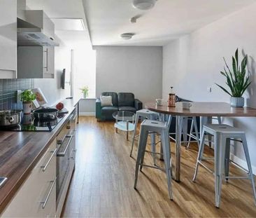 Classic En-suite in a 6-bed flat - Photo 3