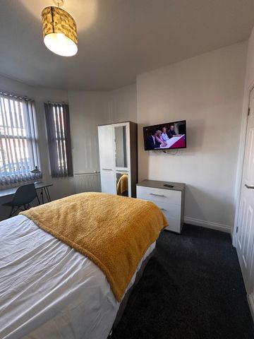 Stylish 6-Bedroom House Share in Crewe - Photo 3