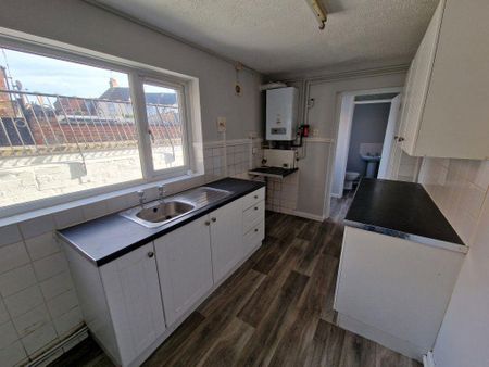 2 bedroom semi-detached house to rent - Photo 5
