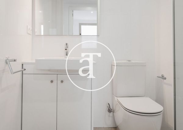 Penthouse apartment for rent with 3 bedrooms, balcony, terrace and 2 bathrooms in Badalona