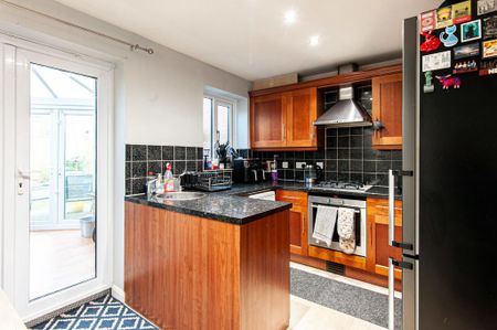 2 bedroom end of terrace house to rent - Photo 5