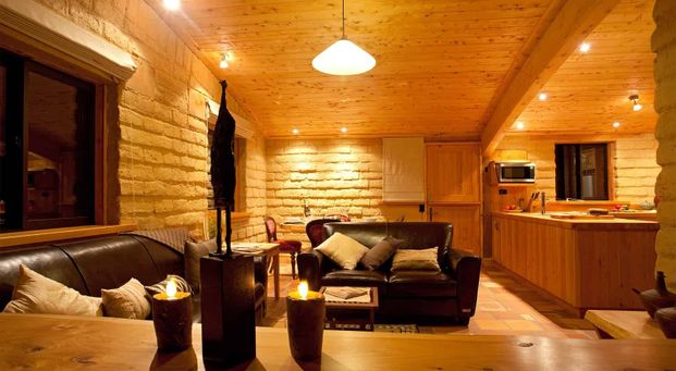 Elegant 2 bedroom semi furnished home - Photo 1