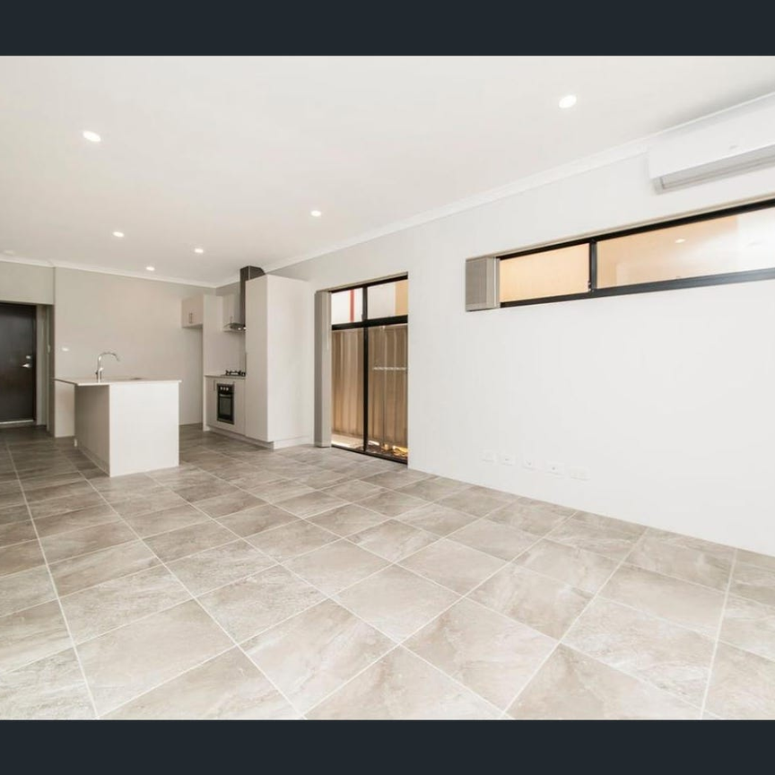 Stylish Three-Bedroom Villa in a Convenient Location - Photo 1