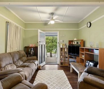 Charming Queenslander with Wide Verandas and Expansive Backyard - Photo 3