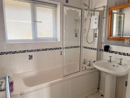 3 bedroom semi-detached house to rent - Photo 3